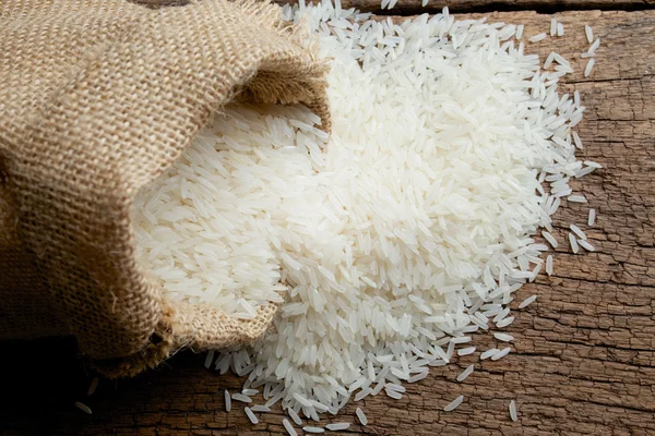 Ρύζι σε σακί λινάτσα — Φωτογραφία Αρχείου