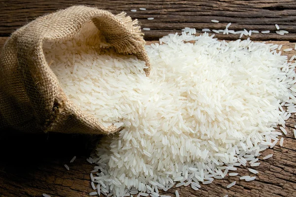 Arroz en saco de arpillera — Foto de Stock