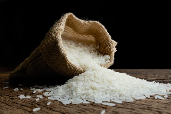 Рис в мішковині — стокове фото