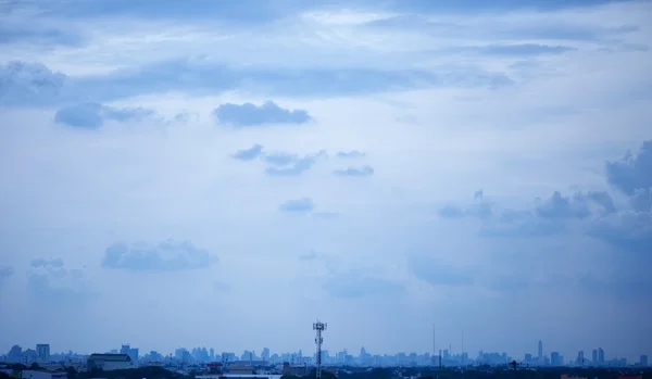 Rain clouds in city — Stock Photo, Image