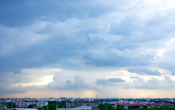 Rain clouds in city — Stock Photo, Image