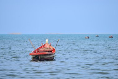 küçük bir balıkçı gemisi