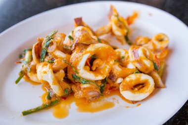 Kızarmış kalamar karıştırın