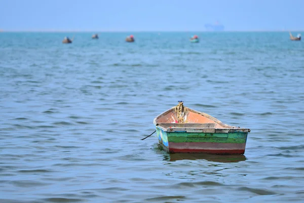 küçük bir balıkçı gemisi