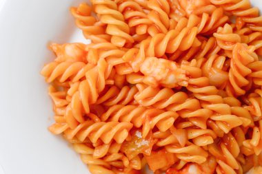 Kızarmış karidesli makarna