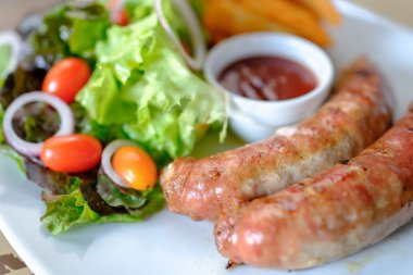 Salata ve ketçap ile İtalyan sosis