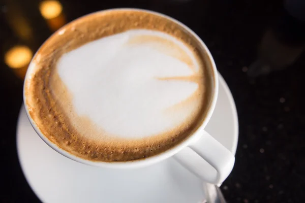 Weiße Tasse Cappuccino — Stockfoto