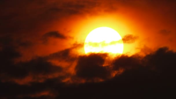Sonnenuntergang mit Gewitterwolke — Stockvideo