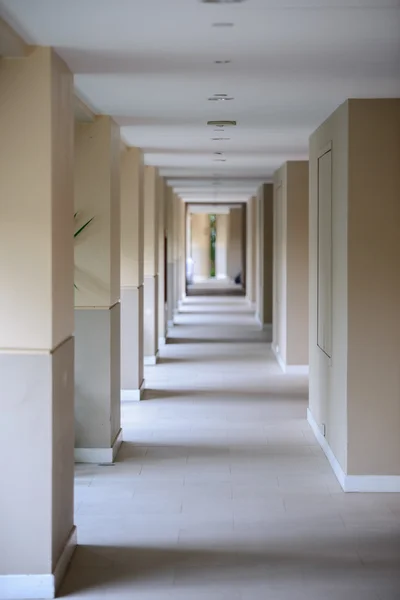 Long hotel corridor — Stock Photo, Image