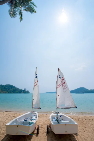 Barche a vela sulla spiaggia — Foto Stock