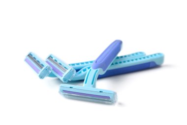 tıraş jilet beyaz zemin üzerine