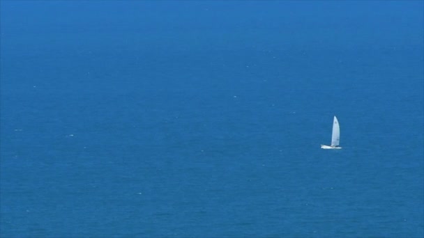 Barca a vela sul mare blu — Video Stock