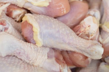 Çiğ tavuk bacağı.