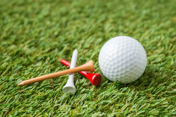 Golf ball and tee — Stock Photo, Image