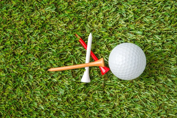 Golfboll och tee — Stockfoto