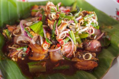 Baharatlı cockle salata