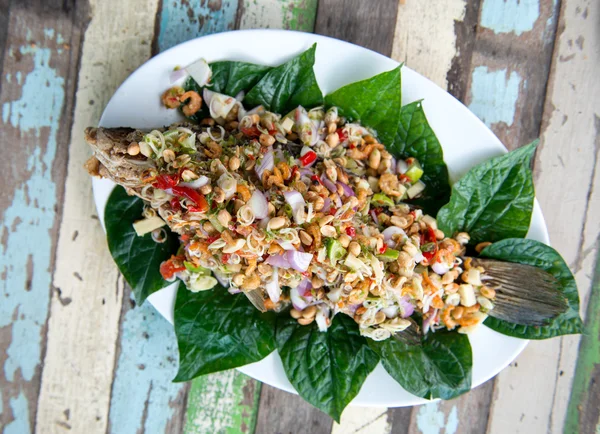 Pescado frito con hierbas — Foto de Stock