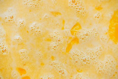 çırpılmış yumurta sarısı