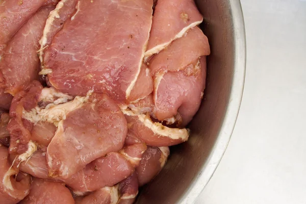 Marineer rauw varkensvlees met knoflook — Stockfoto