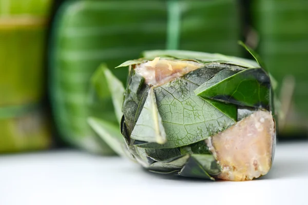 Babi asam dengan daun gooseberry — Stok Foto