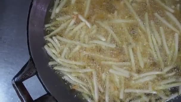 Pommes in der Pfanne backen — Stockvideo