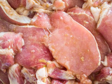 pişmemiş domuz pirzolası