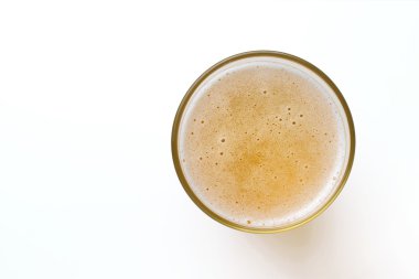 bira cam üzerine beyaz izole