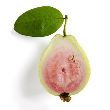 Beyaz arkaplanda pembe guava