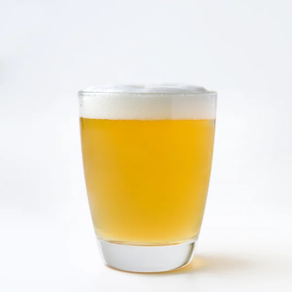 Bierglas geïsoleerd op wit — Stockfoto