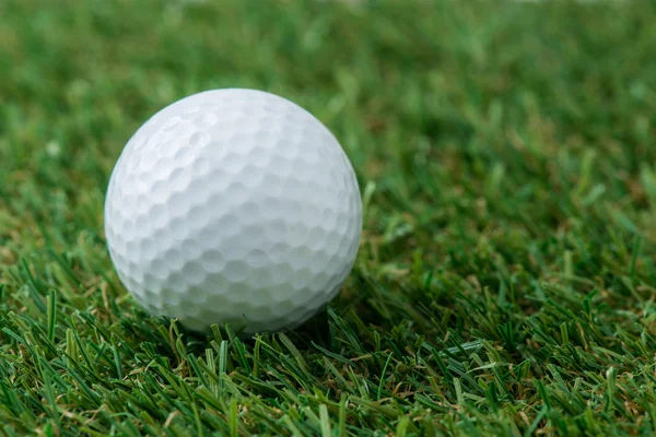 Golfball auf der grünen Wiese — Stockfoto