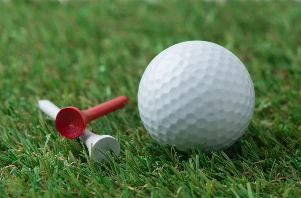 Golf ball with tee — Stock Photo, Image