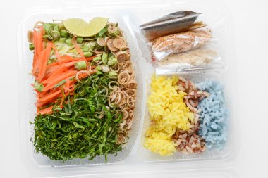 Tayland pirinç salatası