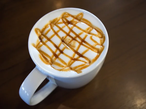 Kaffeetasse mit Karamell — Stockfoto