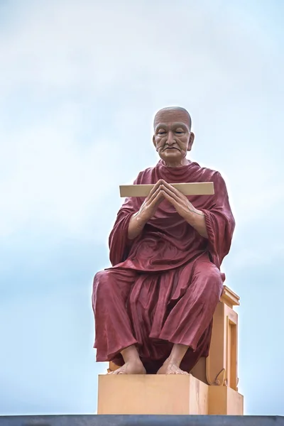 Estátua monge de budista recitar escrituras — Fotografia de Stock