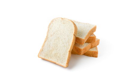 Beyaz arkaplanda dilimlenmiş ekmek