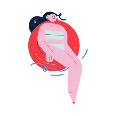 Yüzme havuzunda yüzen ve mayo giymiş gülümseyen bir kadın.