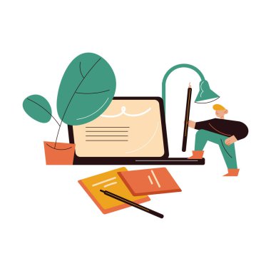 Yazar adam dizüstü bilgisayarın, kağıtların ve yazı araçlarının başında duruyor