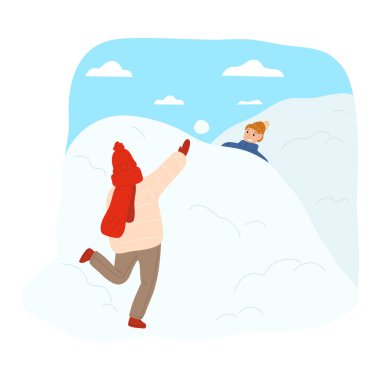 Sıcak giysili mutlu çocuklar kar yığınında kartopu oynuyorlar.