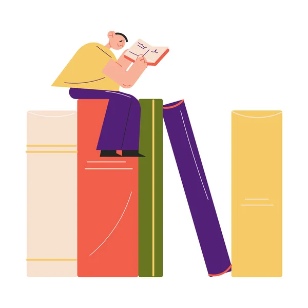 Glücklicher kleiner Junge sitzt auf bunten Büchern und liest Geschichte in Buch in Bibliothek — Stockvektor