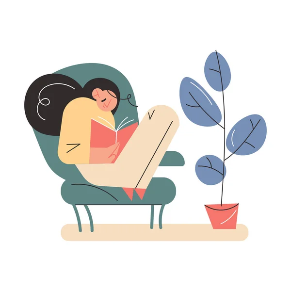 Feliz joven sentada en sillón y leyendo libro en casa — Archivo Imágenes Vectoriales