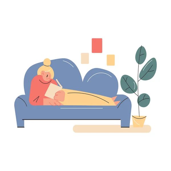 Mosolygó fiatal lány pihentető kanapén könyv és olvasás otthon — Stock Vector