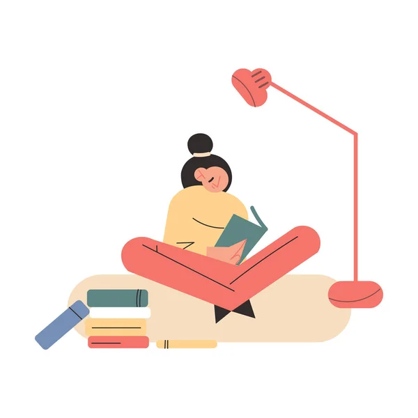 Ευτυχισμένο νεαρό κορίτσι που κάθεται στο πάτωμα κάτω από τη λάμπα και το βιβλίο ανάγνωσης στο σπίτι — Διανυσματικό Αρχείο