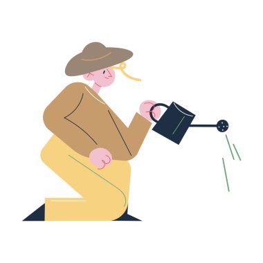 Şapkalı mutlu kadın bahçıvan oturuyor ve çiçekleri suluyor.