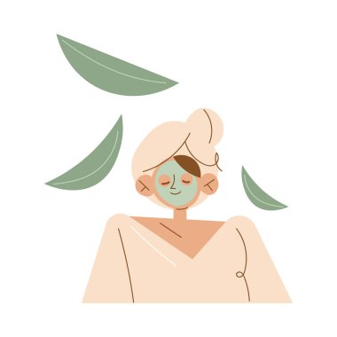 Gülümseyen beyaz kadın spa 'da yeşil organik yüz maskesi yiyor.