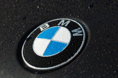 Logo BMW na černém pozadí