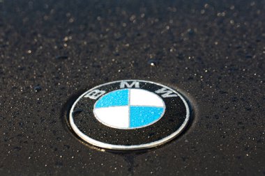 Siyah arkaplanda BMW logosu