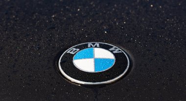 Siyah arkaplanda BMW logosu