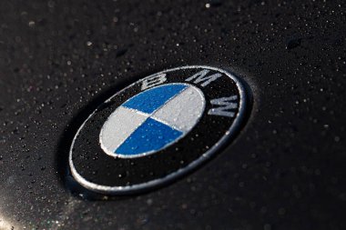 Siyah arkaplanda BMW logosu