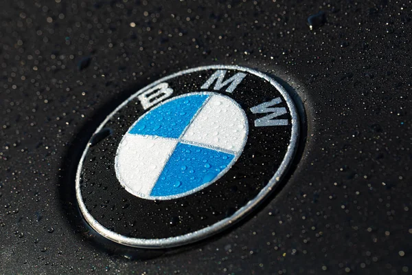 Siyah arkaplanda BMW logosu