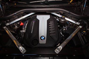 Lviv, Ukrayna - 21 Ekim 2020: BMW x6 m50d motor kompartımanı